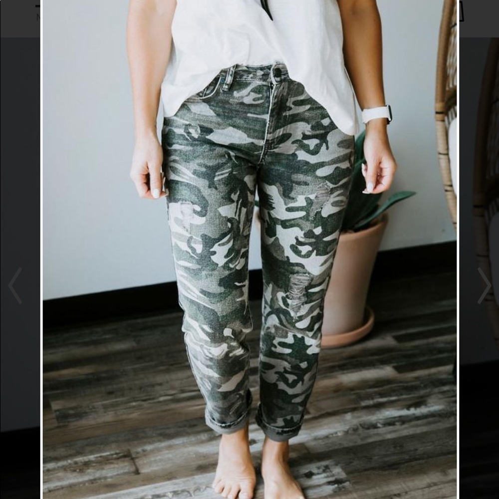 Kan Can Size 29 camouflage jeans with distressing